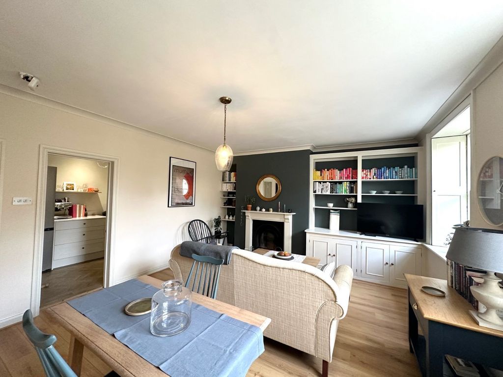 Property photo 2 of 7 Living 1