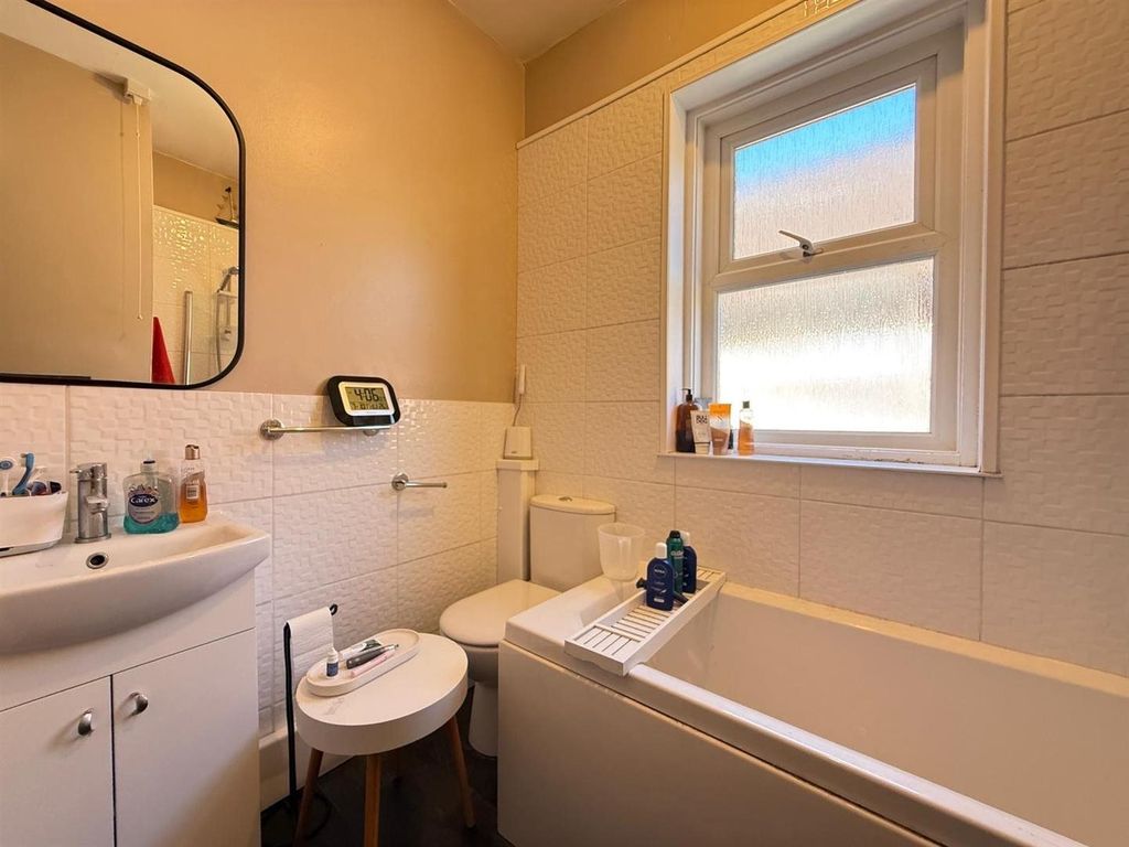Property photo 2 of 10 Bathroom - 19A