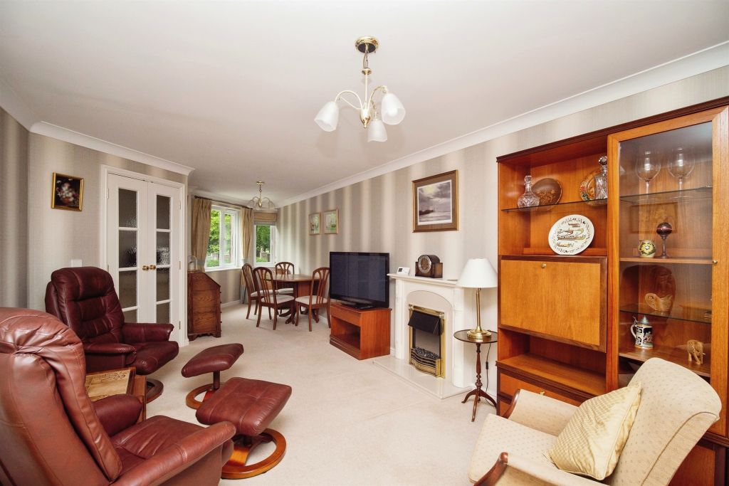 Property photo 2 of 11 Living / Dining Room