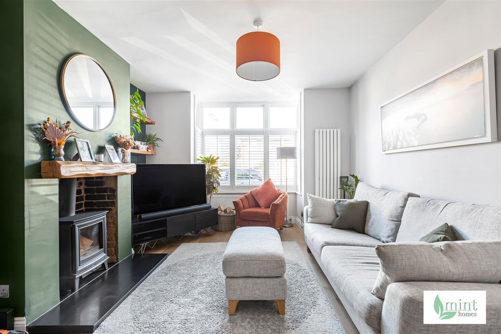 Property photo 2 of 19 Mint_Homes-38_Station_Road-Kt14__14_.Jpg