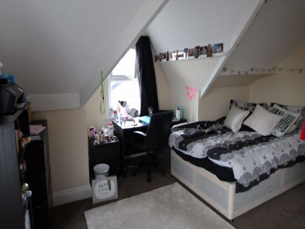 Property photo 3 of 19 A Cozy Bedroom With A Double Bed, Stylish Bedding,...