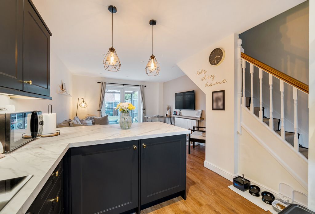 Property photo 3 of 12 1372592-4-690393F...