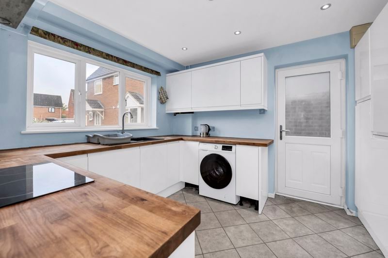 Property photo 3 of 18 Kitchen