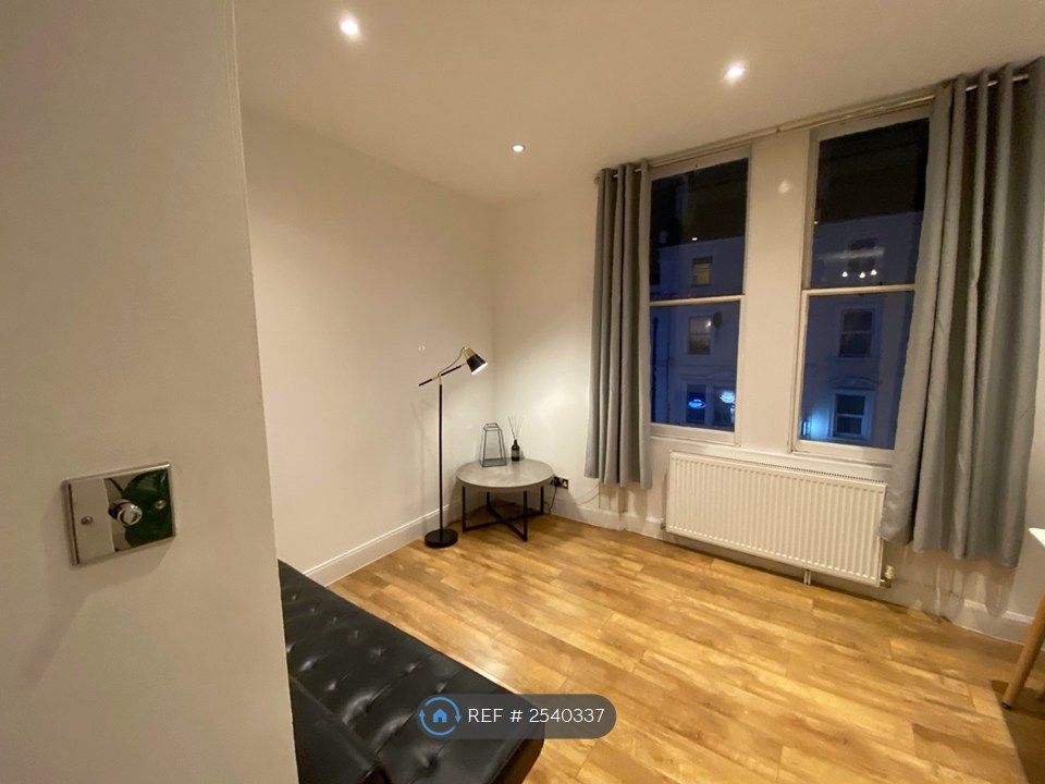 Property photo 3 of 10 Living Space