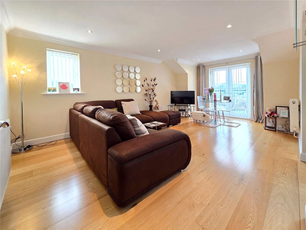 Property photo 2 of 20 Spacious Lounge