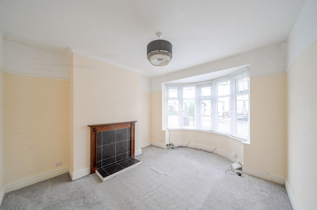 Property photo 2 of 21 1325658-19-68764F...