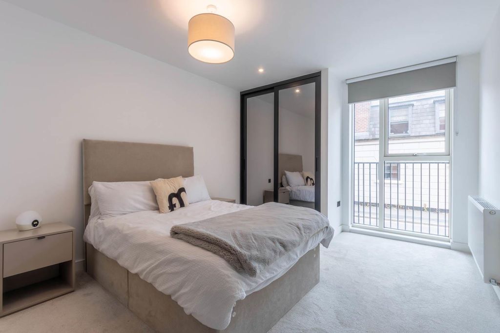 Property photo 2 of 18 Bedroom