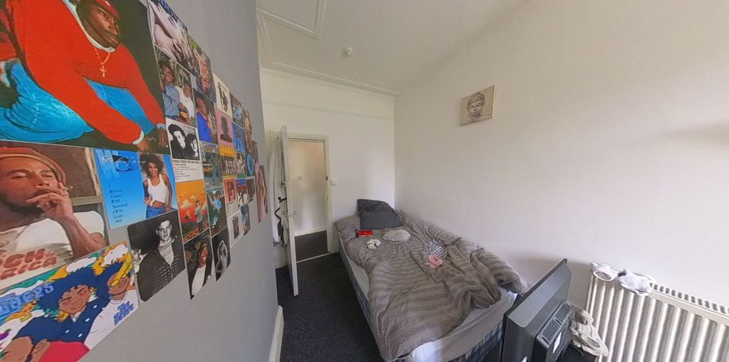 Property photo 2 of 7 A Spacious And Well-Maintained Master Bedroom Feat...