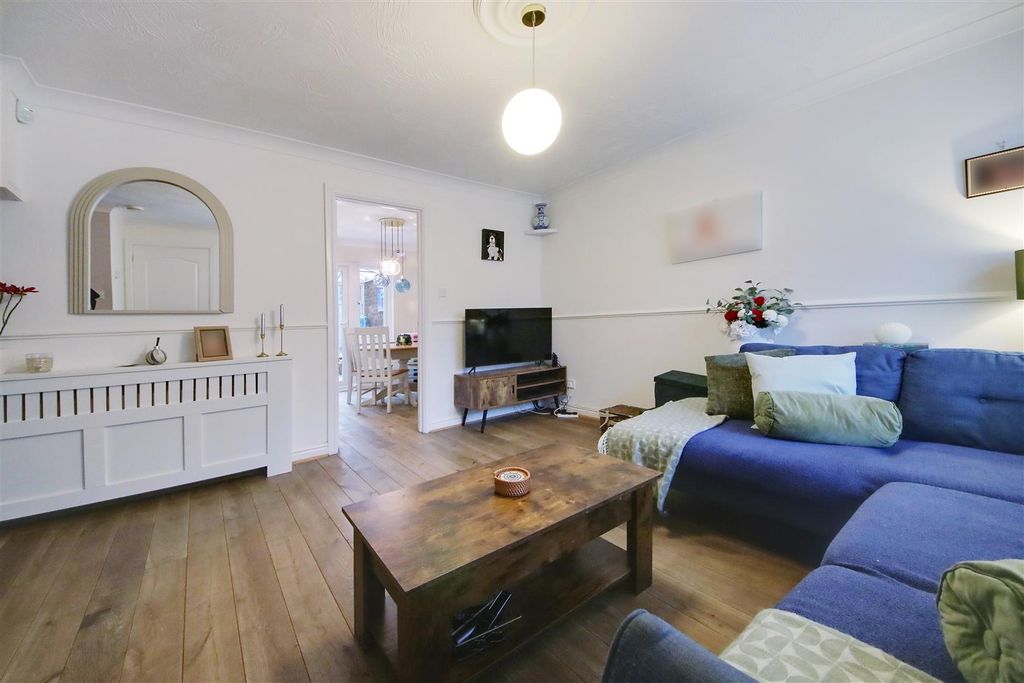 Property photo 2 of 12 Loungedp (3).Jpg