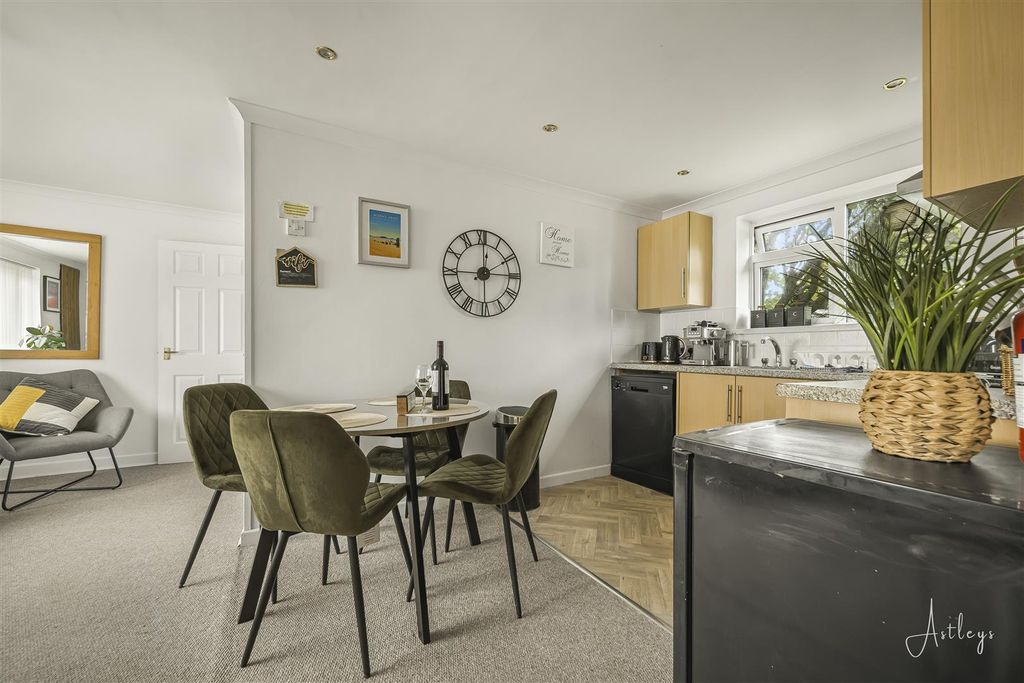 Property photo 2 of 18 Living Room/Kitchen