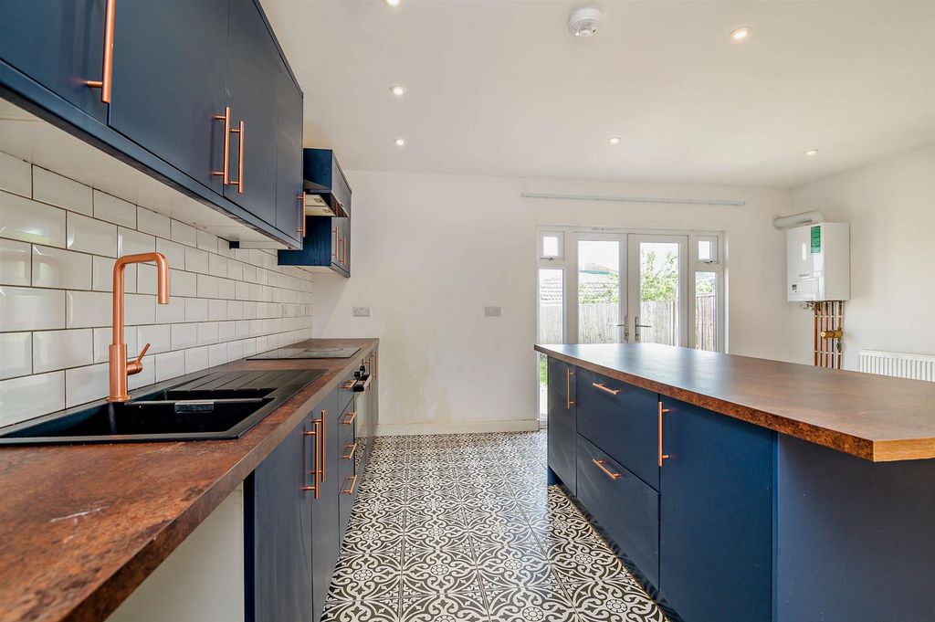 Property photo 3 of 18 8692450-Interior08-800.Jpg