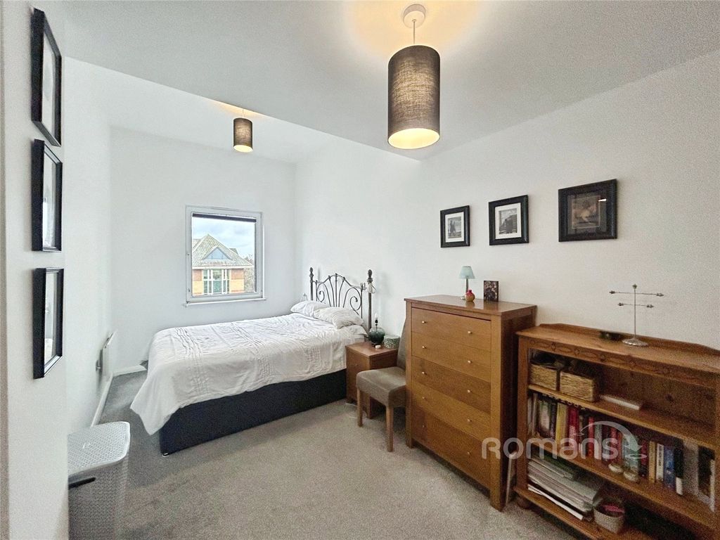 Additional image 8 of 2 bed flat for saleFarnborough Road, Farnborough, Hampshire GU14