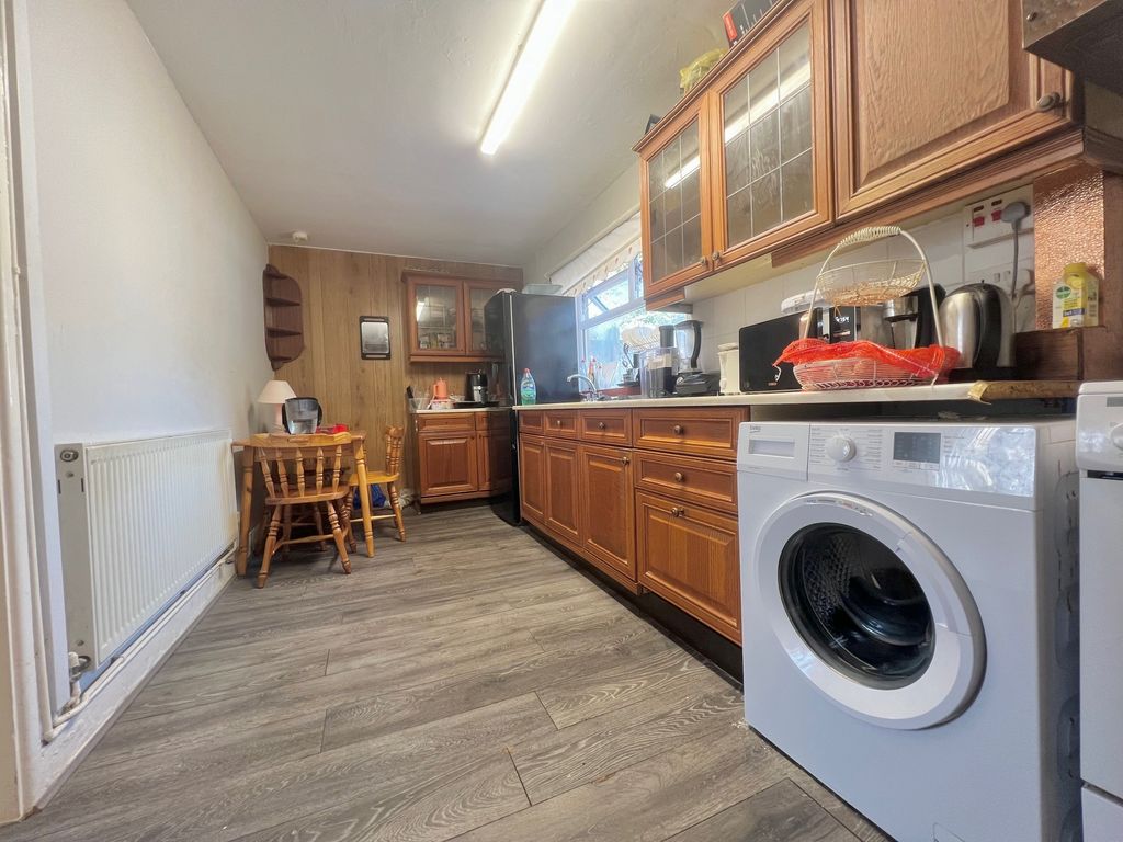 Property photo 3 of 9 Kitchen