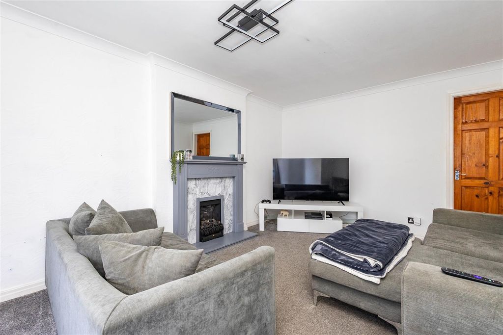 Property photo 3 of 12 Lounge