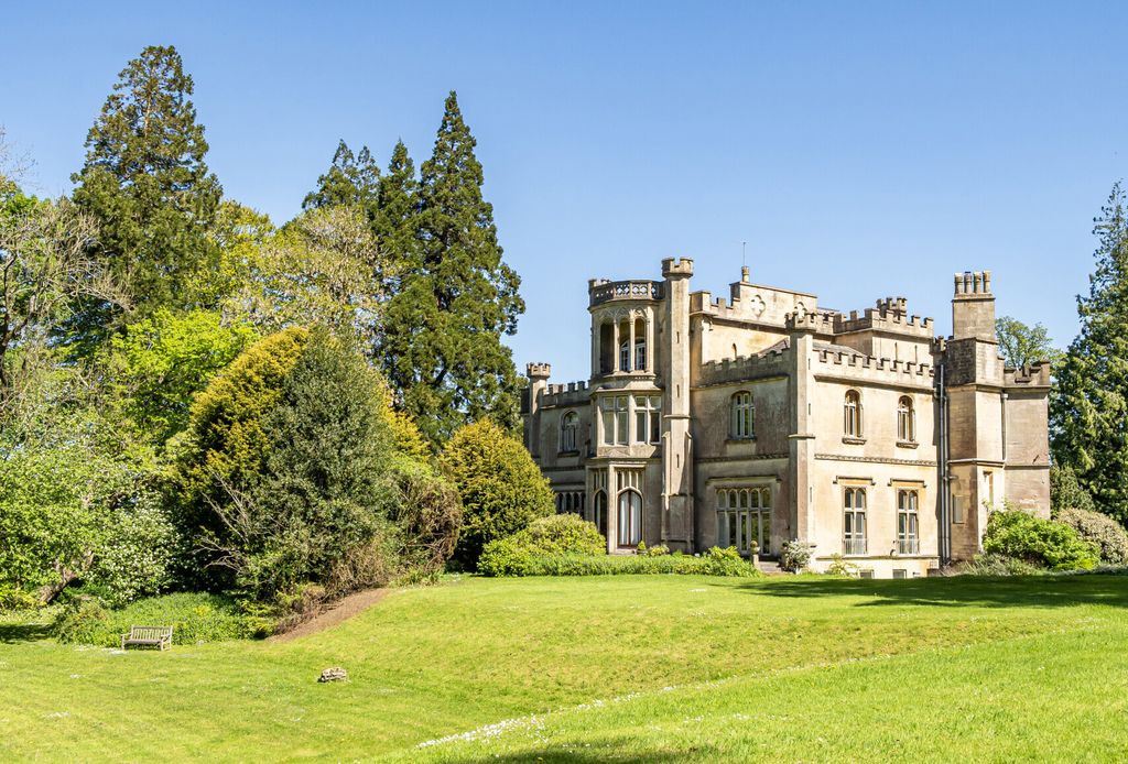 Property photo 1 of 17 Communal Gardens