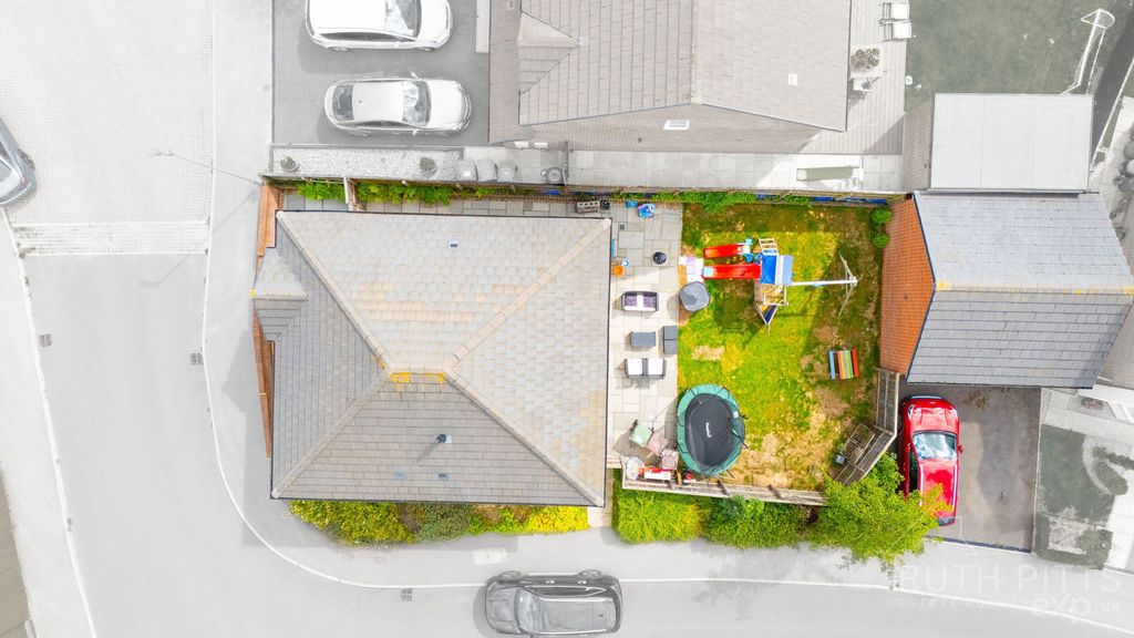 Property photo 2 of 35