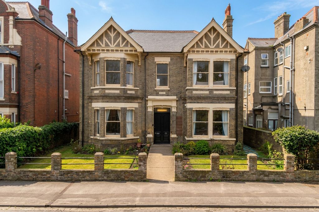 Property photo 1 of 33