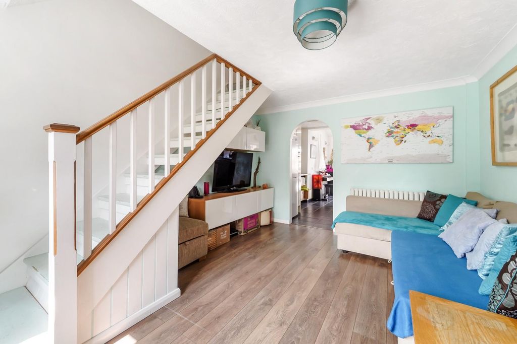 Property photo 2 of 14 Morston Close (6).Jpg