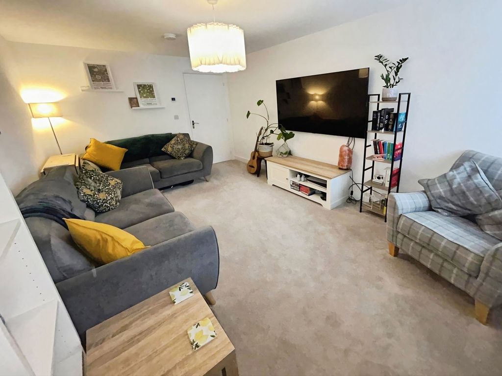 Property photo 2 of 13 Lounge