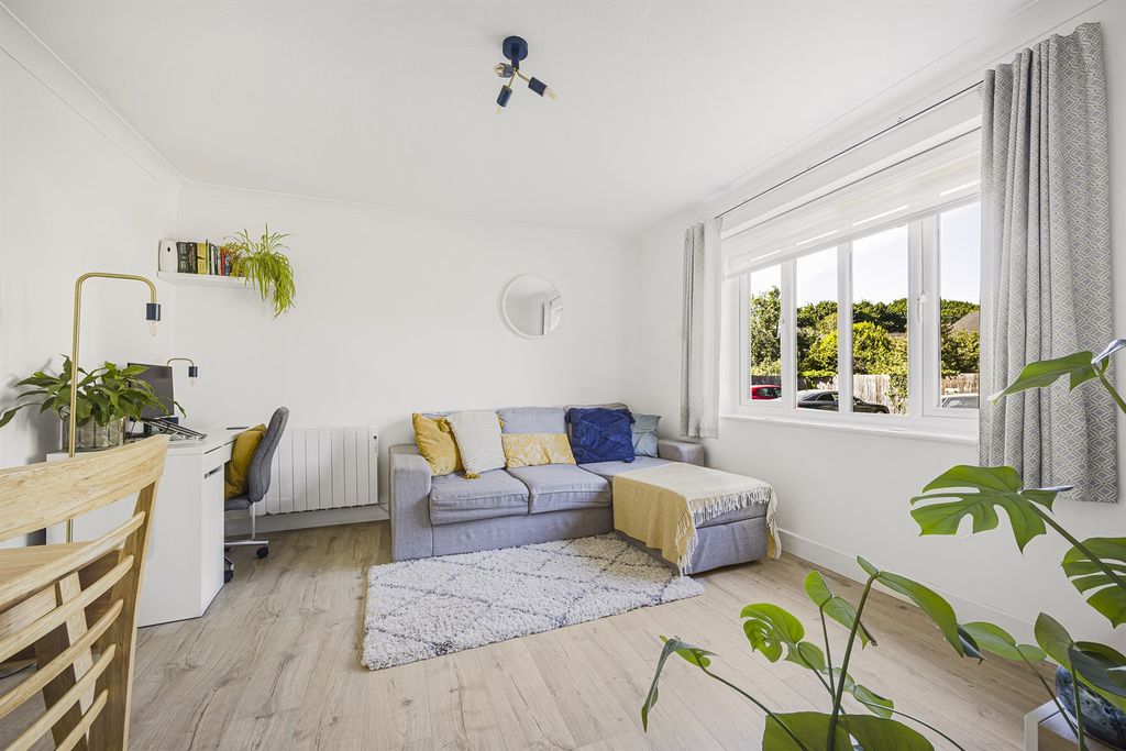 Property photo 3 of 7 Living Room