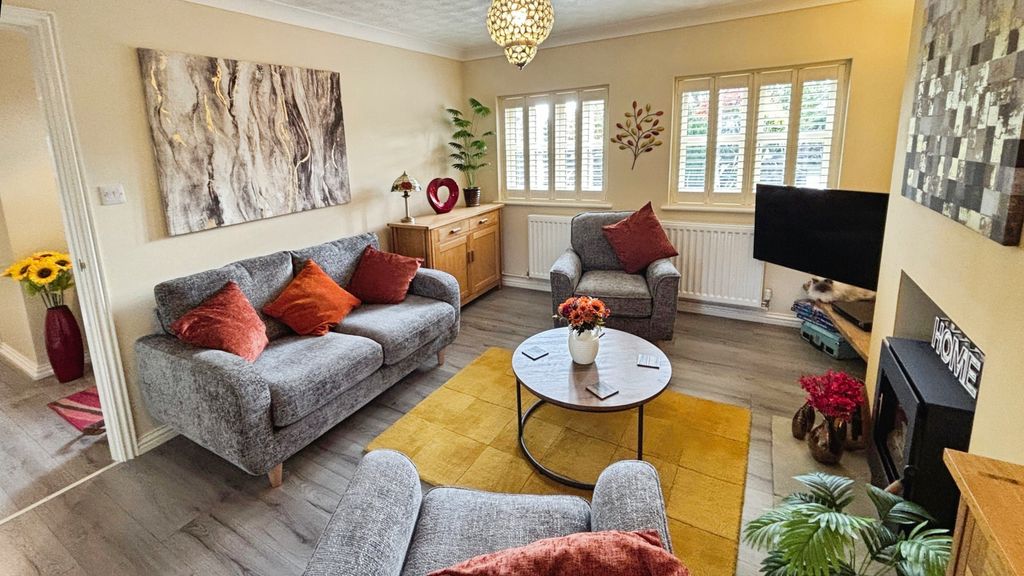 Property photo 3 of 16 Lounge