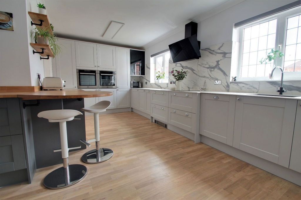 Property photo 2 of 34