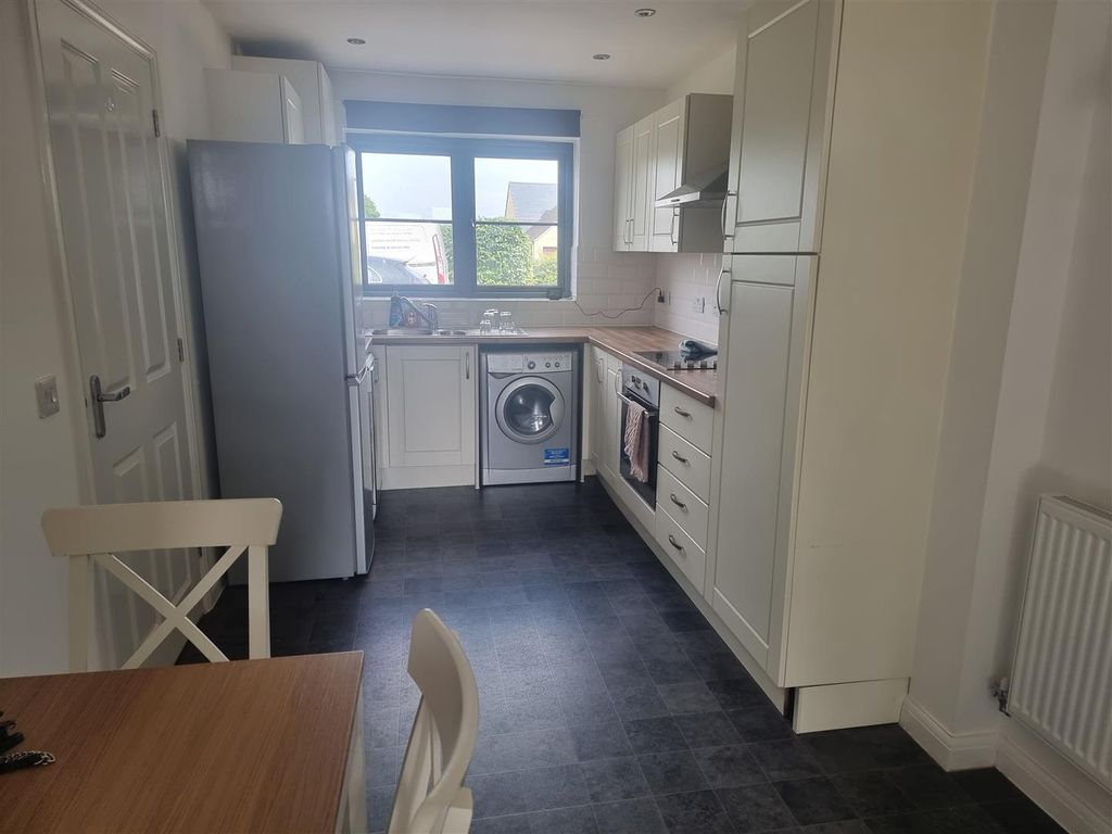 Property photo 3 of 9 52 Bownham Mead Kitchen.Jpg