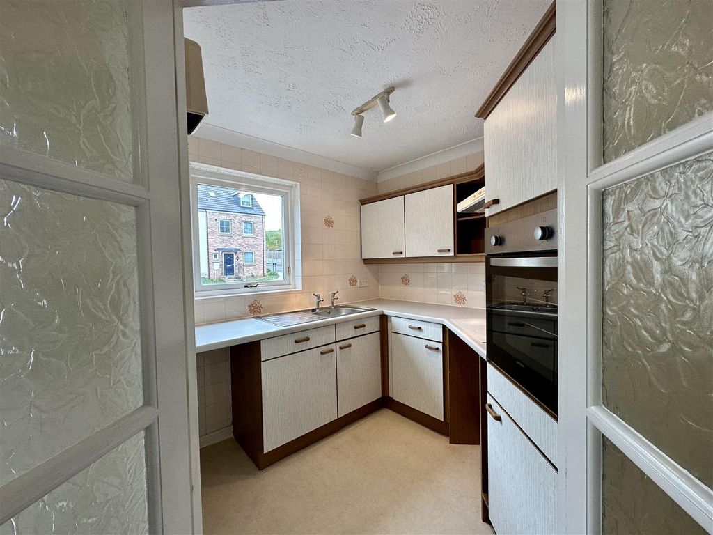 Property photo 3 of 7 Kitchen