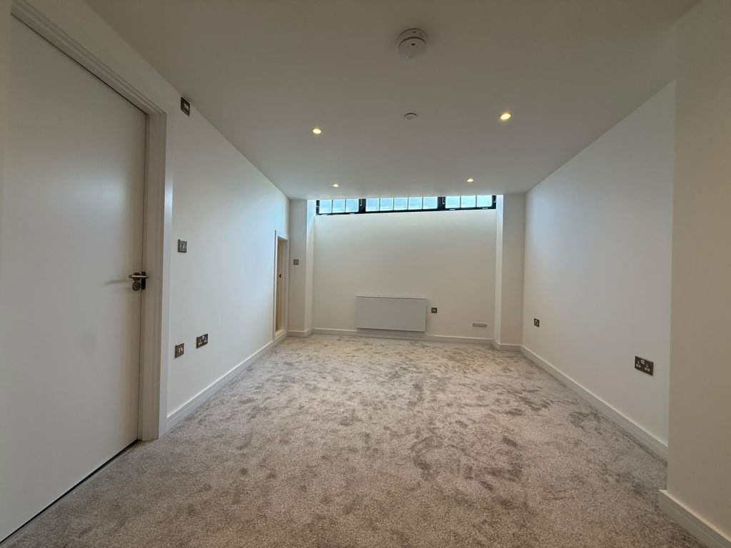 Property photo 3 of 8 Gallery