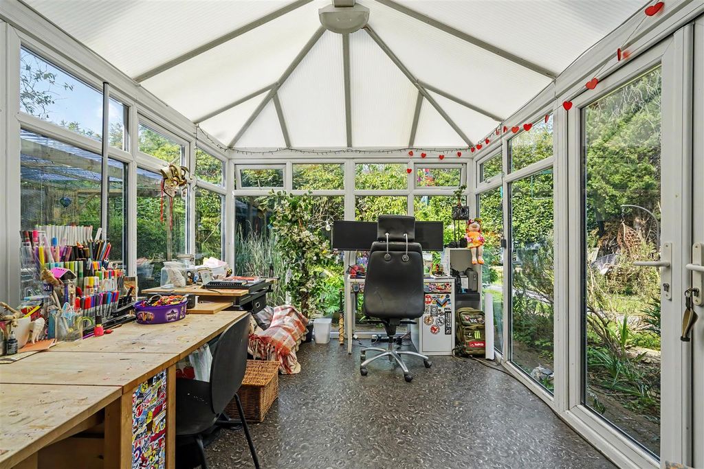 Property photo 3 of 29 Conservatory