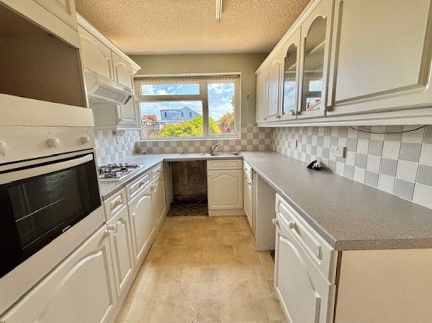 Property photo 3 of 11 Kitchen