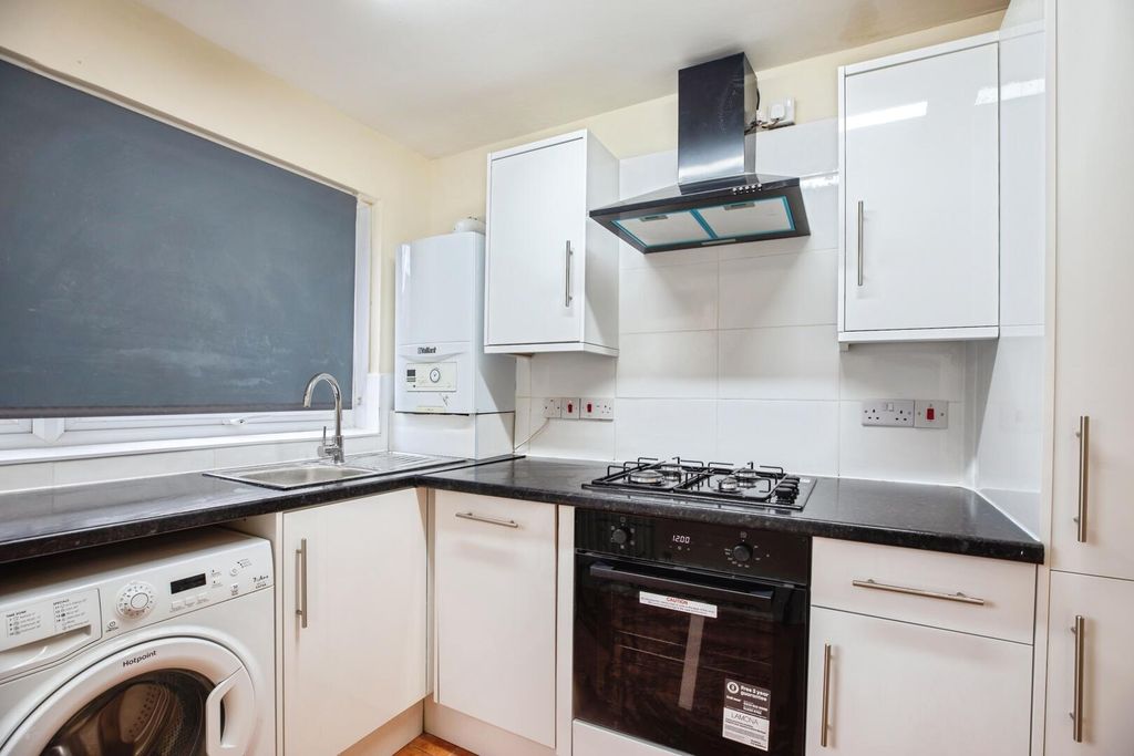 Property photo 3 of 11 Kitchen