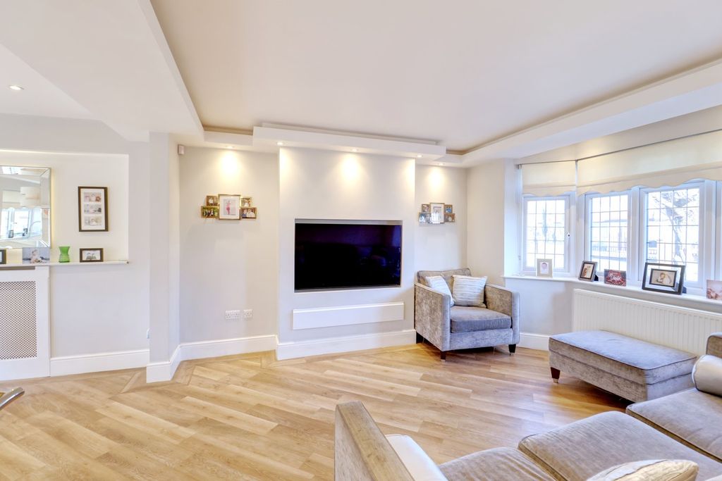 Property photo 3 of 18