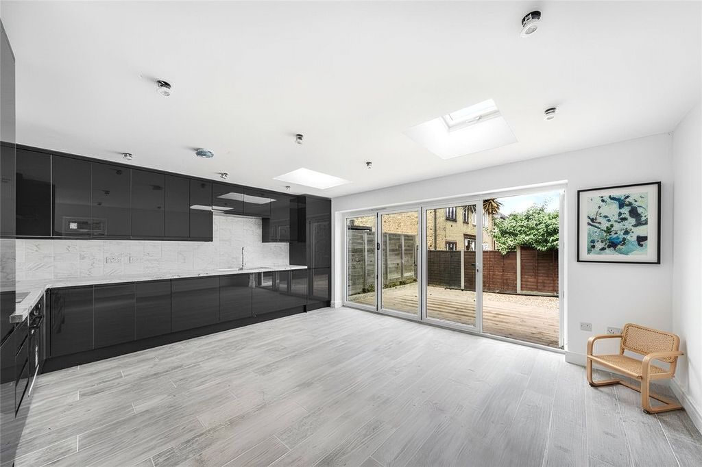 Property photo 2 of 14 Picture No. 32