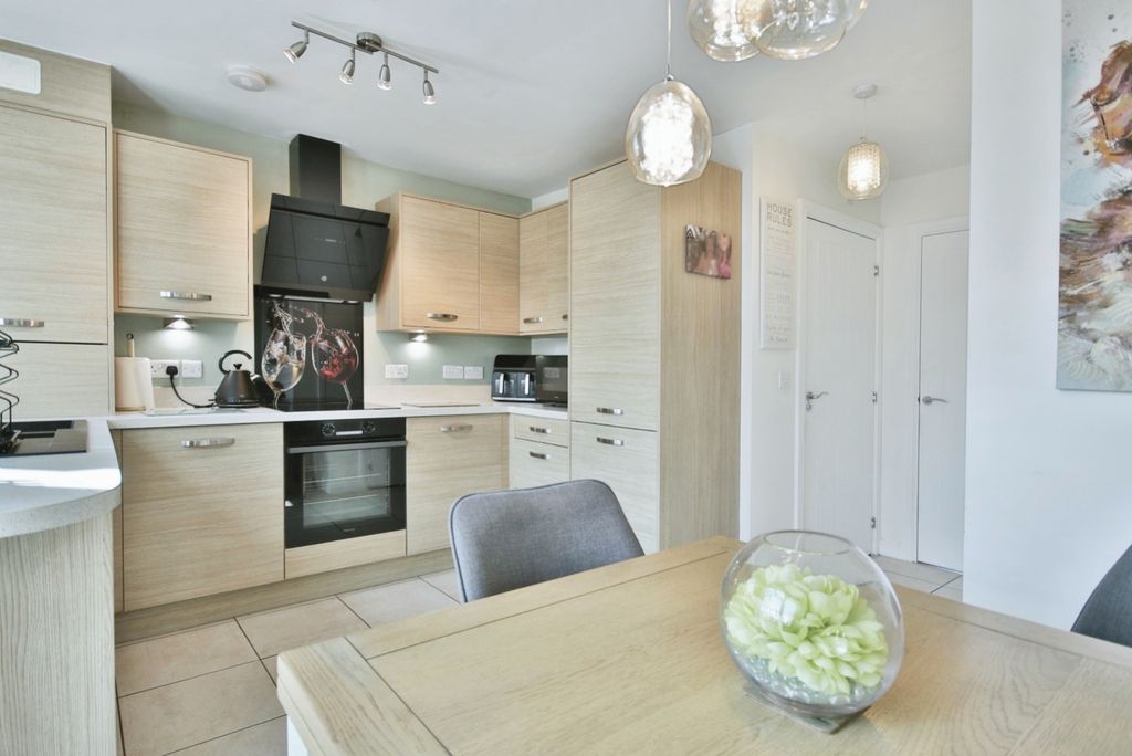 Property photo 2 of 27 4105016