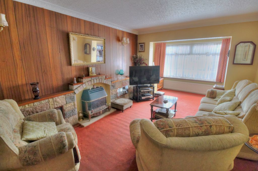 Property photo 3 of 23 Lounge