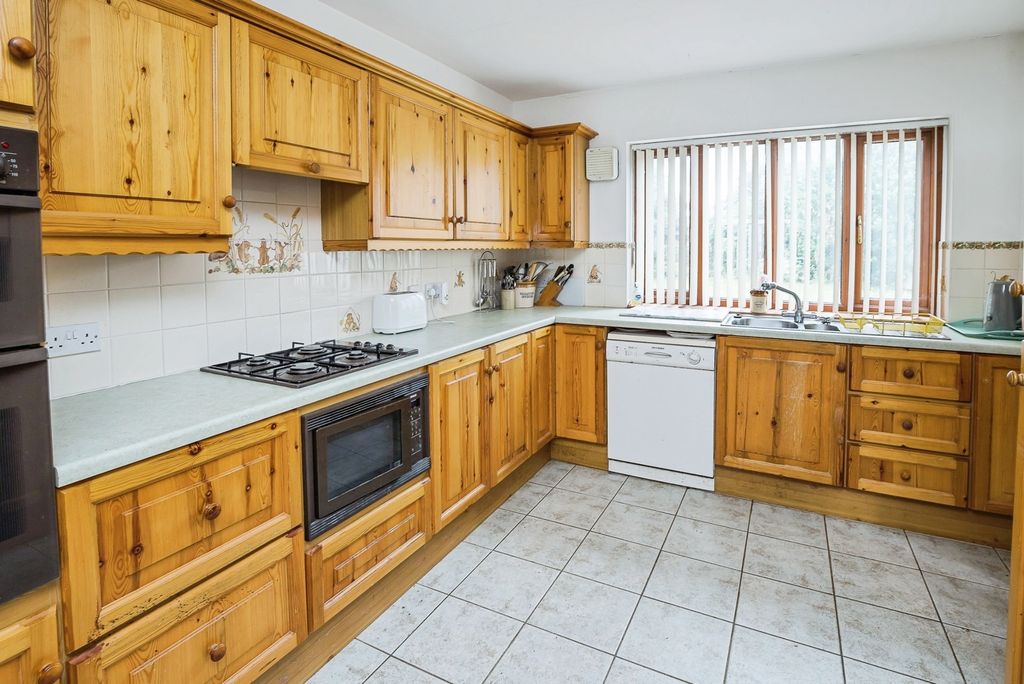 Property photo 3 of 25 Kitchen/ Dining Room