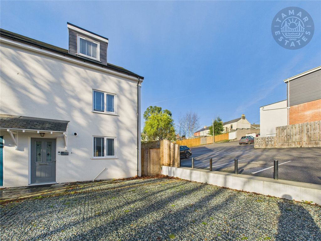 Property photo 1 of 18 Front Aspect