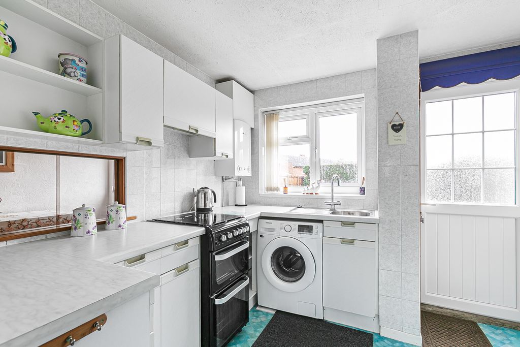 Property photo 3 of 12 Kitchen