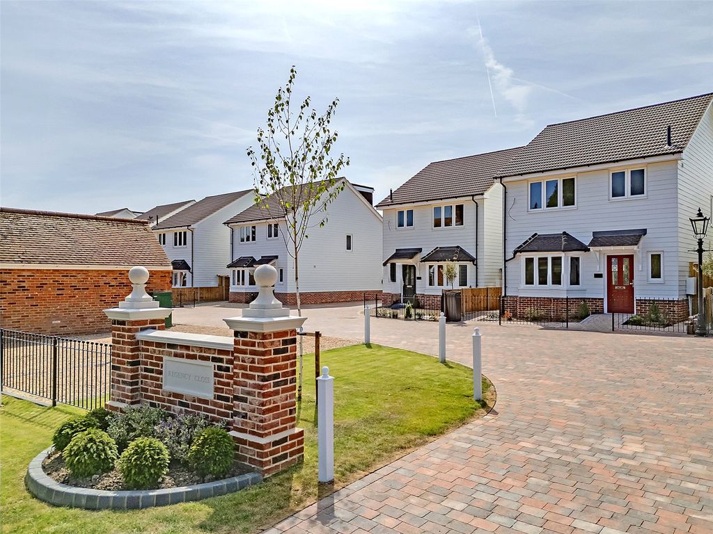 Property photo 1 of 13 Regency Close