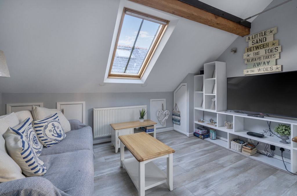 Property photo 3 of 11 3 - Lounge