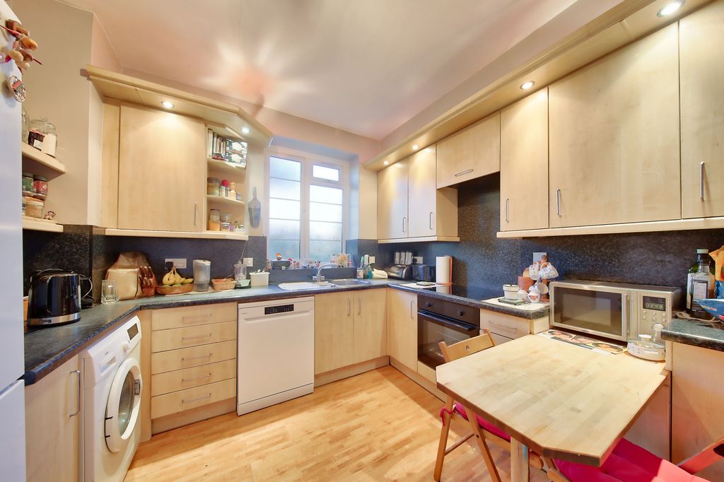 Property photo 3 of 8 Kitchen