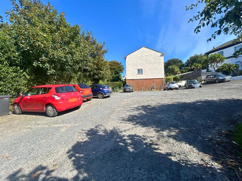 Property photo 2 of 11 Parking
