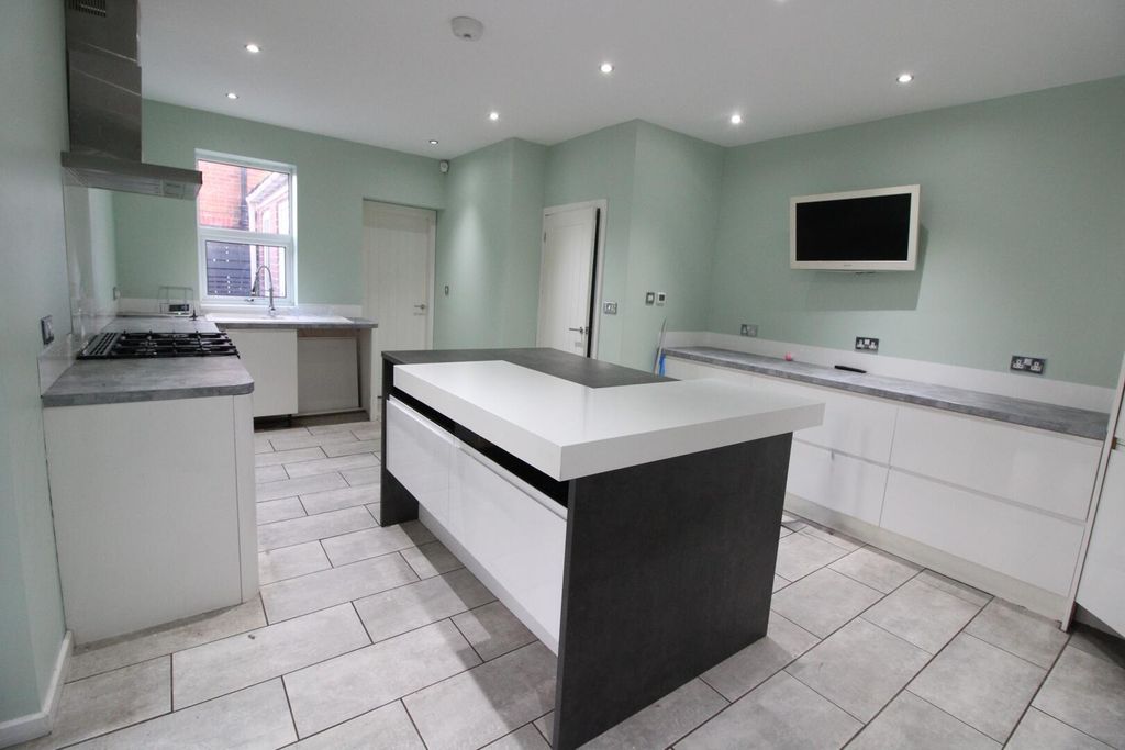 Property photo 3 of 8 Kitchen