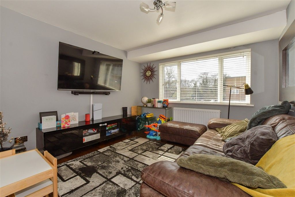 Property photo 3 of 11 Lounge