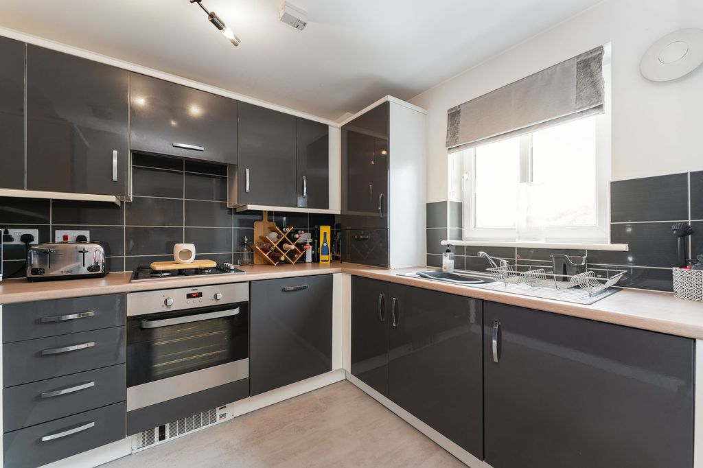2 bed flat for saleCambridge Crescent, Airdrie ML6 photo 5