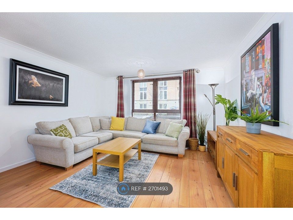 Property photo 1 of 26 Superb Newly Decorated Flat