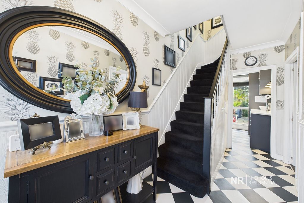 Property photo 2 of 18 Entrance Hall