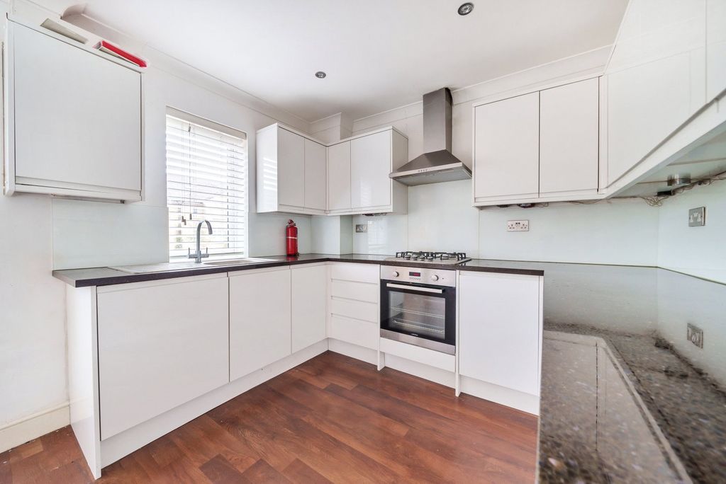 Property photo 3 of 10 Kitchen