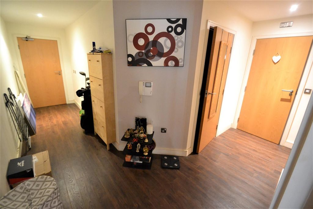 Property photo 2 of 9 Hall